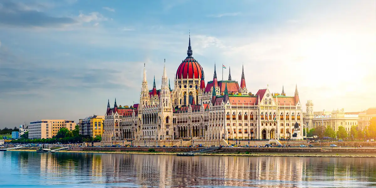 https://todca.blob.core.windows.net/hotelimage/package/slider/budapest001.webp